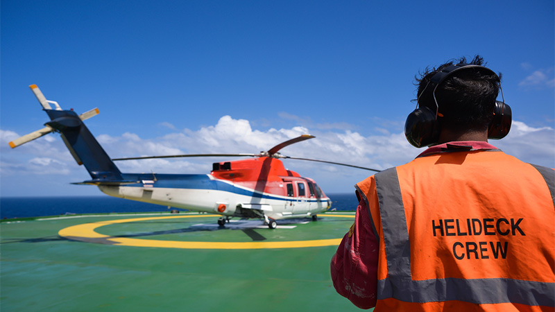 Helicopter landing to an oil rig