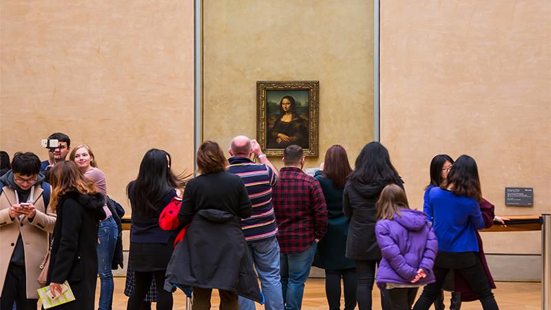 La Joconde au Louvre, entourée d'une foule