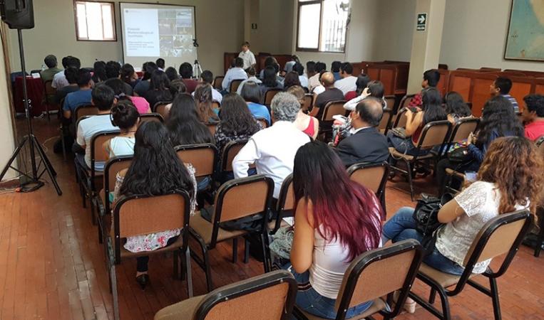 The seminar at the National Engineering University drew a large crowd. 