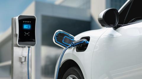 Voiture électrique connectée à une borne de recharge