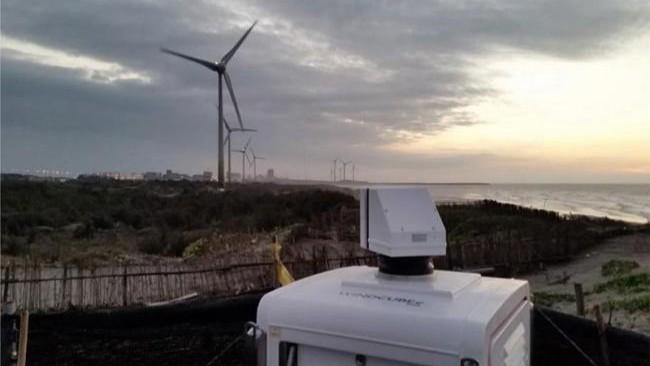 WindCube in front of wind turbine